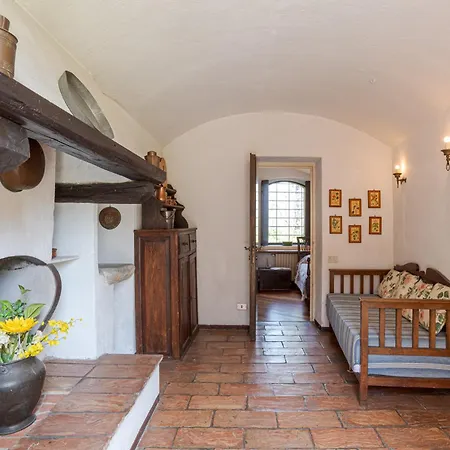 Stunning Castle In With Lake View Lägenhet