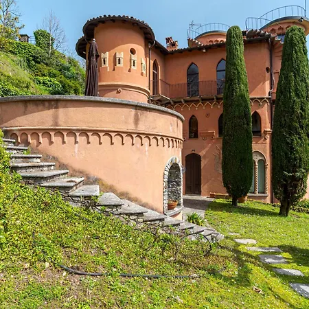 Stunning Castle In With Lake View *
