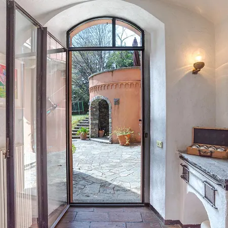 Stunning Castle In With Lake View Apartment *