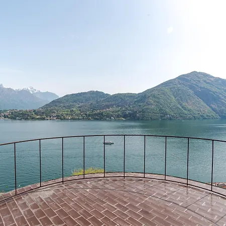 Stunning Castle In With Lake View *