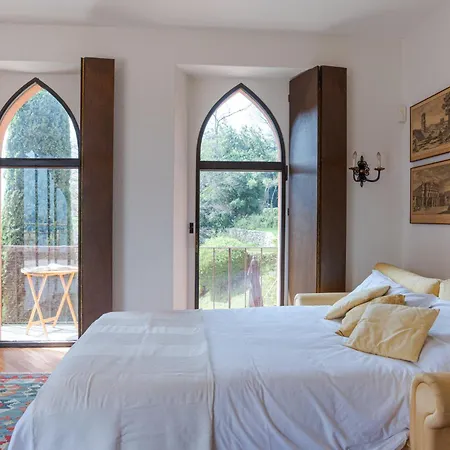 Stunning Castle In With Lake View *
