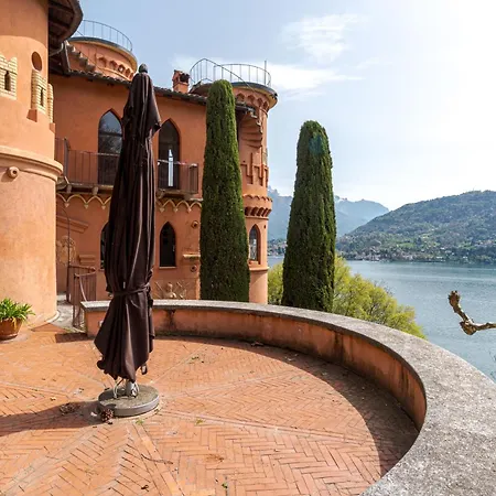 Stunning Castle In With Lake View *