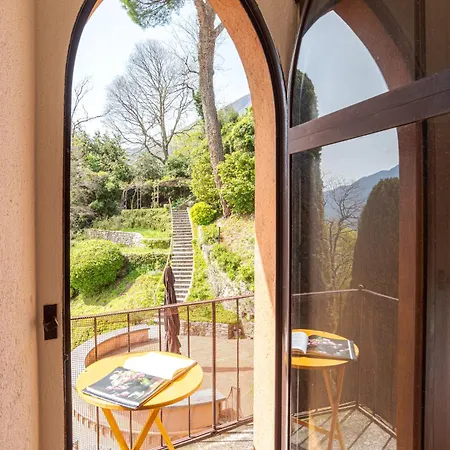 Stunning Castle In With Lake View *